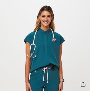Rafaela Oversized scrub top Carribean blue